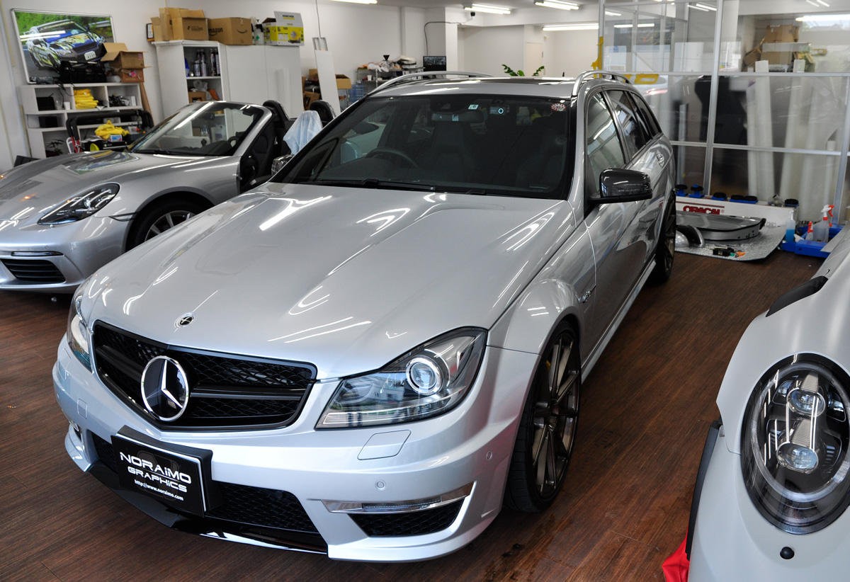メルセデスベンツ C63ステーションワゴン ルーフ フロントエンブレム施工 カーラッピングなら のらいも工房