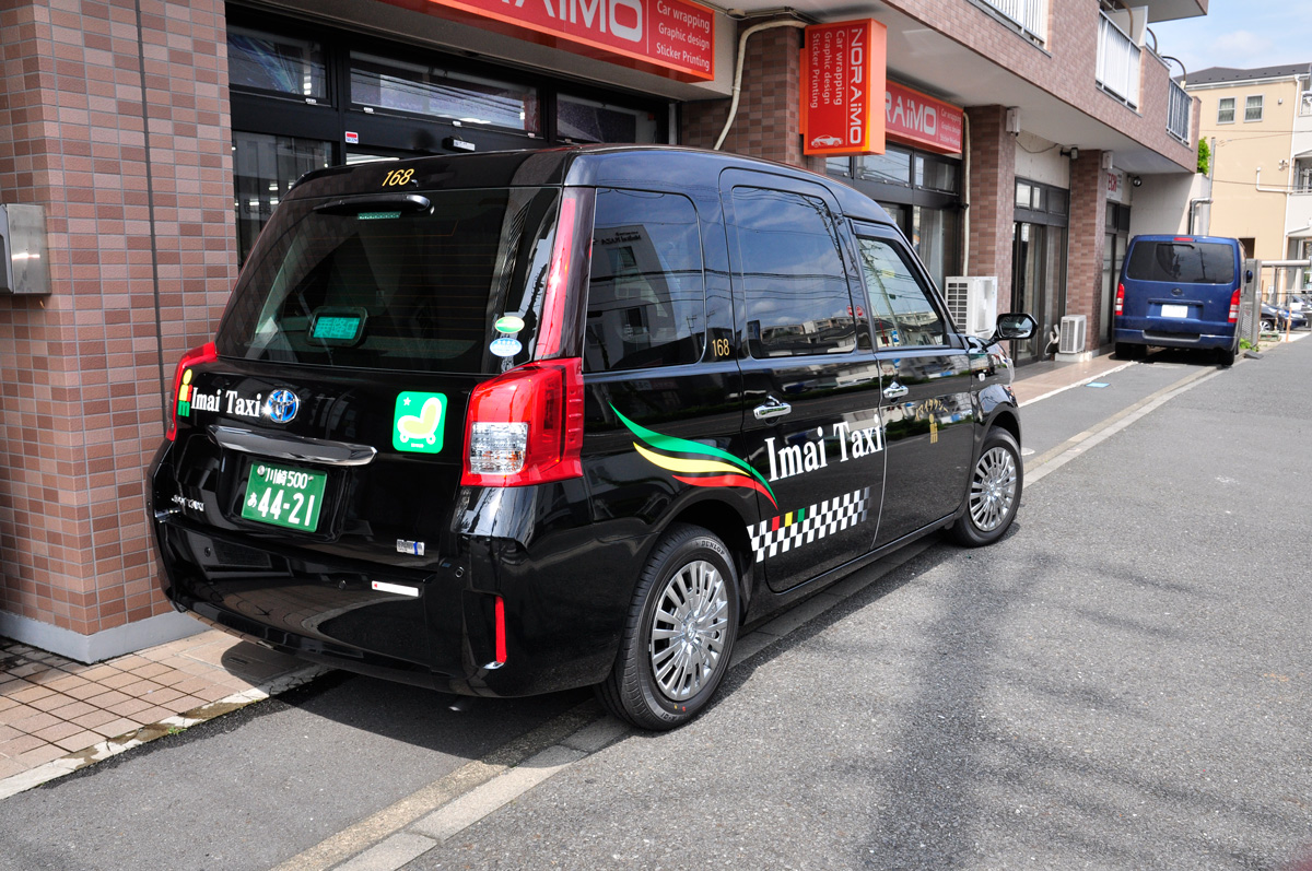 社用車 Toyota シエンタ ジャパンタクシー ステッカー施工 カーラッピングなら のらいも工房