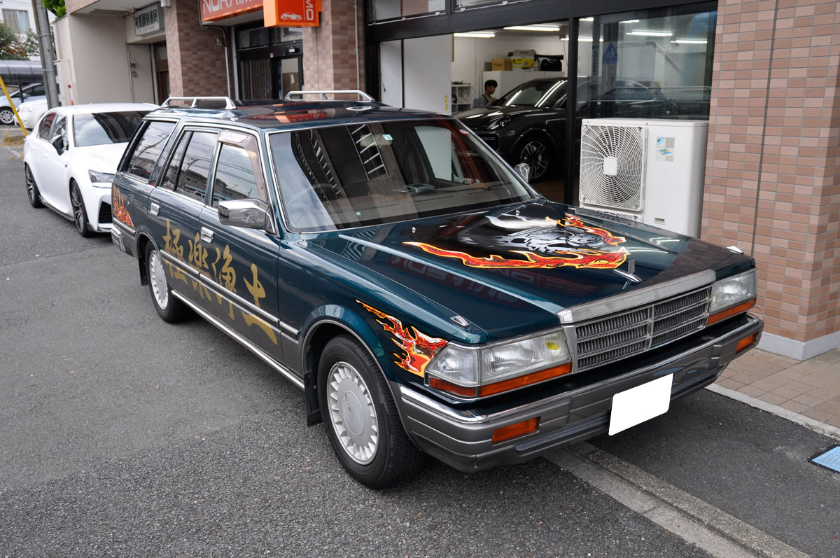 日産 セドリックワゴン ステッカー施工 カーラッピングなら のらいも工房